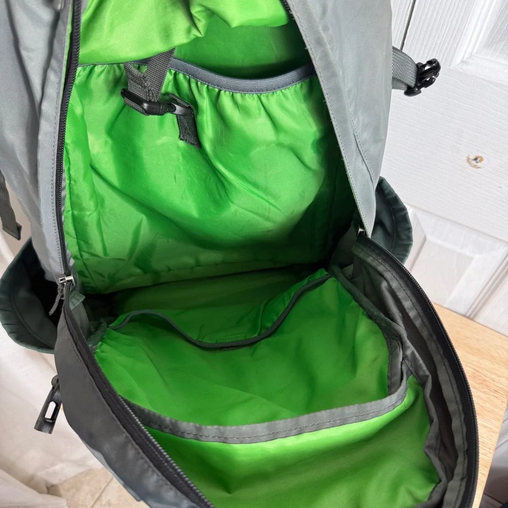 Patagonia Chacabuco 32L Backpack OS Grey Green Gorpcore Hiking Daypack
